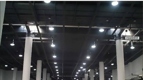 電極ランプは、工場照明の次の場所に適しています